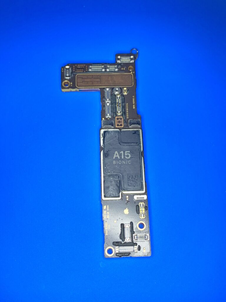 Réparation de carte mère d'iPhone avec de la micro-soudure